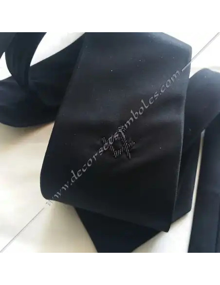 ACC011-cravates-maconniques-noires-equerres-compas-brodes-noir-cravattes-cadeaux-boutiques-fm
