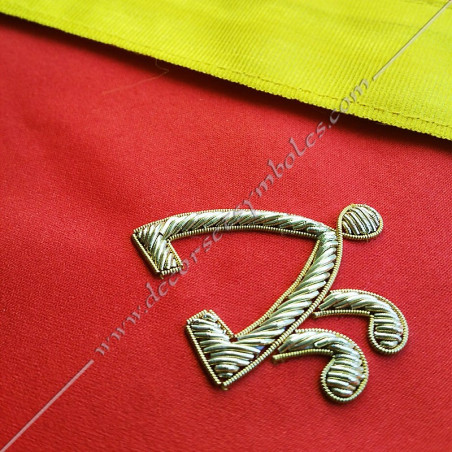 Tablier maconnique du 28eme degre du REAA. Decors de franc-maconnerie avec broderie Etoile rouge
